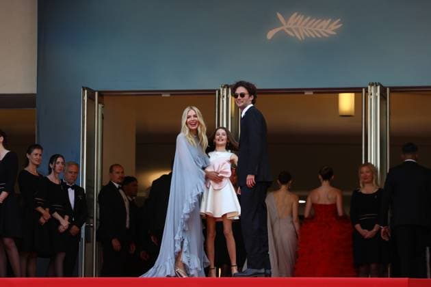 May 19, 2024, Cannes, Cote D azur, France: SIENNA MILLER walks the red carpet with her daughter MARLOWE STURRIDGE and her new boyfriend OLI GREEN ahead of the Horizon: an American Saga Premiere screening at the 77th Annual Cannes Film Festival at Palais des Festivals in Cannes, France Cannes France - ZUMAc179 20240519_zep_c179_136 Copyright: xMickaelxChavetx