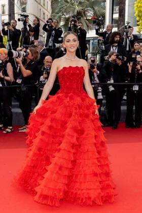 M MontÃ e des marches du film Â Horizon An american saga Â lors du 77eme Festival International du Film de Cannes Isabelle Fuhrman MontÃ e des marches du film Â Horizon An american saga Â lors du 77eme Festival International du Film de Cannes, au Palais des Festivals Ã Cannes Le 19 mai 2024 Jacovides Moreau Bestimage Red carpet of the movie Â Horizon An american saga Â during the 77th Cannes International Film Festival at the Palais des Festivals in Cannes, France On may 19th 2024 Cannes France  Copyright: xJACOVIDES-MOREAUx xBESTIMAGExJACOVIDES-MOREAUx xBESTIMAGEx