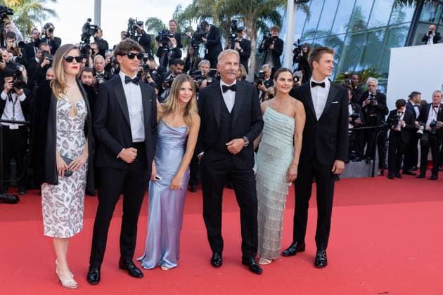 B MontÃ e des marches du film Â Horizon An american saga Â lors du 77eme Festival International du Film de Cannes Kevin Costner and his children, Lily, Hayes Logan, Grace Avery, Annie, Cayden Wyatt MontÃ e des marches du film Â Horizon An american saga Â lors du 77eme Festival International du Film de Cannes, au Palais des Festivals Ã Cannes Le 19 mai 2024 Olivier Borde Bestimage Red carpet of the movie Â Horizon An american saga Â during the 77th Cannes International Film Festival at the Palais des Festivals in Cannes, France On may 18th 2024 Cannes France  Copyright: xOLIVIERxBORDEx xBESTIMAGExOLIVIERxBORDEx xBESTIMAGEx