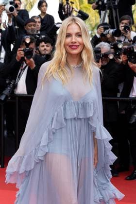B MontÃ e des marches du film Â Horizon An american saga Â lors du 77eme Festival International du Film de Cannes Sienna Miller MontÃ e des marches du film Â Horizon An american saga Â lors du 77eme Festival International du Film de Cannes, au Palais des Festivals Ã Cannes Le 19 mai 2024 Olivier Borde Bestimage Red carpet of the movie Â Horizon An american saga Â during the 77th Cannes International Film Festival at the Palais des Festivals in Cannes, France On may 18th 2024 Cannes France  Copyright: xOLIVIERxBORDEx xBESTIMAGExOLIVIERxBORDEx xBESTIMAGEx