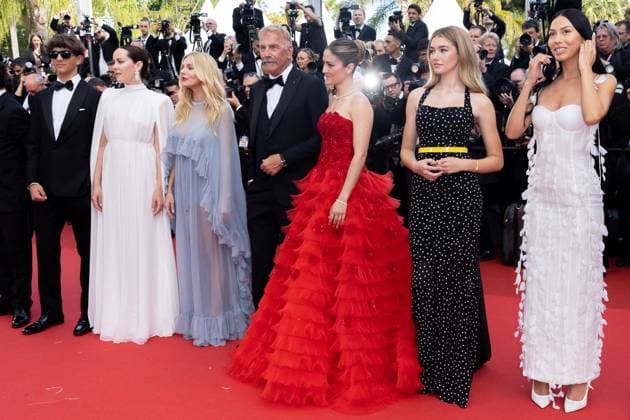 B MontÃ e des marches du film Â Horizon An american saga Â lors du 77eme Festival International du Film de Cannes Hayes Costner, Jena Malone, Abbey Lee Kershaw, Sienna Miller, Kevin Costner, Isabelle Fuhrman, Georgia MacPhail, WasÃ Chief MontÃ e des marches du film Â Horizon An american saga Â lors du 77eme Festival International du Film de Cannes, au Palais des Festivals Ã Cannes Le 19 mai 2024 Olivier Borde Bestimage Red carpet of the movie Â Horizon An american saga Â during the 77th Cannes International Film Festival at the Palais des Festivals in Cannes, France On may 18th 2024 Cannes France  Copyright: xOLIVIERxBORDEx xBESTIMAGExOLIVIERxBORDEx xBESTIMAGEx