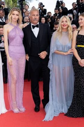 B MontÃ e des marches du film Â Horizon An american saga Â lors du 77eme Festival International du Film de Cannes Abbey Lee Kershaw, Kevin Costner, Sienna Miller, Georgia MacPhail MontÃ e des marches du film Â Horizon An american saga Â lors du 77eme Festival International du Film de Cannes, au Palais des Festivals Ã Cannes Le 19 mai 2024 Olivier Borde Bestimage Red carpet of the movie Â Horizon An american saga Â during the 77th Cannes International Film Festival at the Palais des Festivals in Cannes, France On may 18th 2024 Cannes France  Copyright: xOLIVIERxBORDEx xBESTIMAGExOLIVIERxBORDEx xBESTIMAGEx