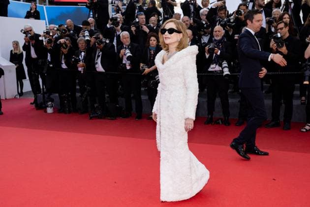 M MontÃ e des marches du film Â Horizon An american saga Â lors du 77eme Festival International du Film de Cannes Isabelle Huppert MontÃ e des marches du film Â Horizon An american saga Â lors du 77eme Festival International du Film de Cannes, au Palais des Festivals Ã Cannes Le 19 mai 2024 Jacovides Moreau Bestimage Red carpet of the movie Â Horizon An american saga Â during the 77th Cannes International Film Festival at the Palais des Festivals in Cannes, France On may 19th 2024 Cannes France  Copyright: xJACOVIDES-MOREAUx xBESTIMAGExJACOVIDES-MOREAUx xBESTIMAGEx