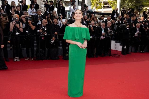 M MontÃ e des marches du film Â Horizon An american saga Â lors du 77eme Festival International du Film de Cannes Julianne Moore MontÃ e des marches du film Â Horizon An american saga Â lors du 77eme Festival International du Film de Cannes, au Palais des Festivals Ã Cannes Le 19 mai 2024 Jacovides Moreau Bestimage Red carpet of the movie Â Horizon An american saga Â during the 77th Cannes International Film Festival at the Palais des Festivals in Cannes, France On may 19th 2024 Cannes France  Copyright: xJACOVIDES-MOREAUx xBESTIMAGExJACOVIDES-MOREAUx xBESTIMAGEx
