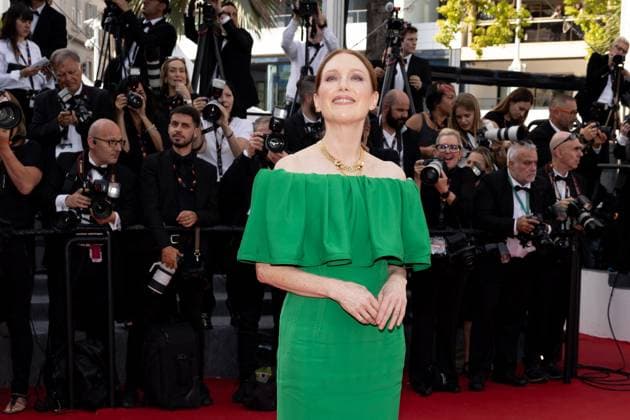 M MontÃ e des marches du film Â Horizon An american saga Â lors du 77eme Festival International du Film de Cannes Julianne Moore MontÃ e des marches du film Â Horizon An american saga Â lors du 77eme Festival International du Film de Cannes, au Palais des Festivals Ã Cannes Le 19 mai 2024 Jacovides Moreau Bestimage Red carpet of the movie Â Horizon An american saga Â during the 77th Cannes International Film Festival at the Palais des Festivals in Cannes, France On may 19th 2024 Cannes France  Copyright: xJACOVIDES-MOREAUx xBESTIMAGExJACOVIDES-MOREAUx xBESTIMAGEx