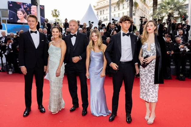 M MontÃ e des marches du film Â Horizon An american saga Â lors du 77eme Festival International du Film de Cannes Kevin Costner and his children, Cayden Wyatt, Annie, Grace Avery, Hayes Logan and Lily MontÃ e des marches du film Â Horizon An american saga Â lors du 77eme Festival International du Film de Cannes, au Palais des Festivals Ã Cannes On may 19th 2024 Jacovides Moreau Bestimage Red carpet of the movie Â Horizon An american saga Â during the 77th Cannes International Film Festival at the Palais des Festivals in Cannes, France On may 19th 2024 Cannes France  Copyright: xJACOVIDES-MOREAUx xBESTIMAGExJACOVIDES-MOREAUx xBESTIMAGEx