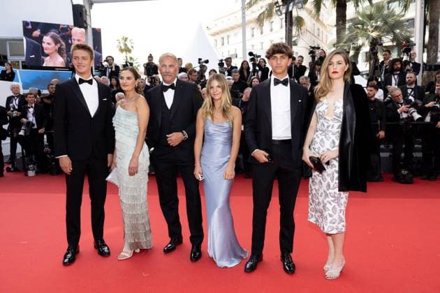 M MontÃ e des marches du film Â Horizon An american saga Â lors du 77eme Festival International du Film de Cannes Kevin Costner and his children, Cayden Wyatt, Annie, Grace Avery, Hayes Logan and Lily MontÃ e des marches du film Â Horizon An american saga Â lors du 77eme Festival International du Film de Cannes, au Palais des Festivals Ã Cannes On may 19th 2024 Jacovides Moreau Bestimage Red carpet of the movie Â Horizon An american saga Â during the 77th Cannes International Film Festival at the Palais des Festivals in Cannes, France On may 19th 2024 Cannes France  Copyright: xJACOVIDES-MOREAUx xBESTIMAGExJACOVIDES-MOREAUx xBESTIMAGEx