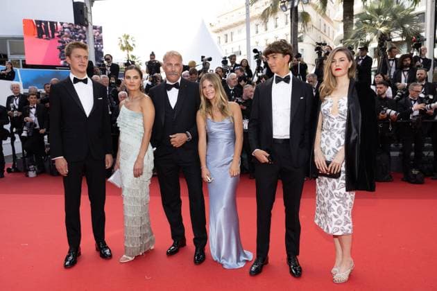 M MontÃ e des marches du film Â Horizon An american saga Â lors du 77eme Festival International du Film de Cannes Kevin Costner and his children, Cayden Wyatt, Annie, Grace Avery, Hayes Logan and Lily MontÃ e des marches du film Â Horizon An american saga Â lors du 77eme Festival International du Film de Cannes, au Palais des Festivals Ã Cannes On may 19th 2024 Jacovides Moreau Bestimage Red carpet of the movie Â Horizon An american saga Â during the 77th Cannes International Film Festival at the Palais des Festivals in Cannes, France On may 19th 2024 Cannes France  Copyright: xJACOVIDES-MOREAUx xBESTIMAGExJACOVIDES-MOREAUx xBESTIMAGEx