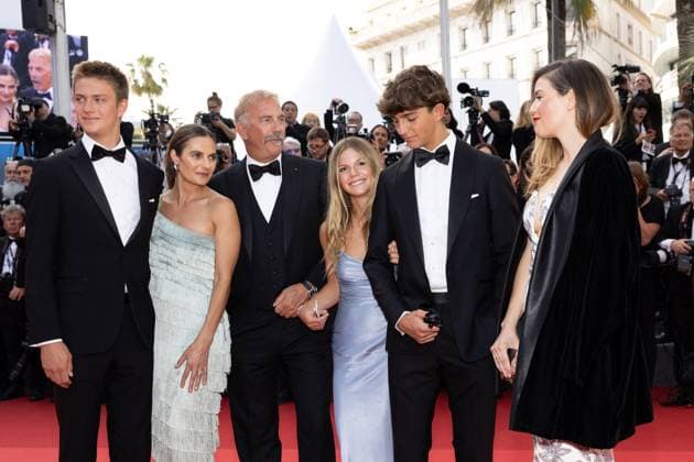 M MontÃ e des marches du film Â Horizon An american saga Â lors du 77eme Festival International du Film de Cannes Kevin Costner and his children, Cayden Wyatt, Annie, Grace Avery, Hayes Logan and Lily MontÃ e des marches du film Â Horizon An american saga Â lors du 77eme Festival International du Film de Cannes, au Palais des Festivals Ã Cannes On may 19th 2024 Jacovides Moreau Bestimage Red carpet of the movie Â Horizon An american saga Â during the 77th Cannes International Film Festival at the Palais des Festivals in Cannes, France On may 19th 2024 Cannes France  Copyright: xJACOVIDES-MOREAUx xBESTIMAGExJACOVIDES-MOREAUx xBESTIMAGEx