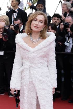 B MontÃ e des marches du film Â Horizon An american saga Â lors du 77eme Festival International du Film de Cannes Isabelle Huppert MontÃ e des marches du film Â Horizon An american saga Â lors du 77eme Festival International du Film de Cannes, au Palais des Festivals Ã Cannes Le 19 mai 2024 Olivier Borde Bestimage Red carpet of the movie Â Horizon An american saga Â during the 77th Cannes International Film Festival at the Palais des Festivals in Cannes, France On may 18th 2024 Cannes France  Copyright: xOLIVIERxBORDEx xBESTIMAGExOLIVIERxBORDEx xBESTIMAGEx