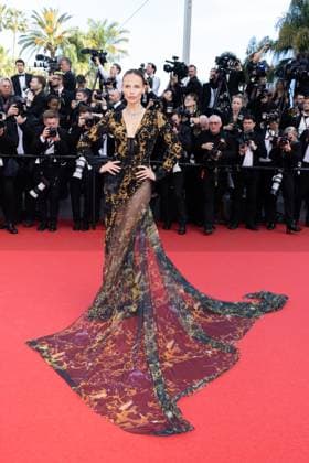 B MontÃ e des marches du film Â Horizon An american saga Â lors du 77eme Festival International du Film de Cannes Natasha Poly MontÃ e des marches du film Â Horizon An american saga Â lors du 77eme Festival International du Film de Cannes, au Palais des Festivals Ã Cannes Le 19 mai 2024 Olivier Borde Bestimage Red carpet of the movie Â Horizon An american saga Â during the 77th Cannes International Film Festival at the Palais des Festivals in Cannes, France On may 18th 2024 Cannes France  Copyright: xOLIVIERxBORDEx xBESTIMAGExOLIVIERxBORDEx xBESTIMAGEx