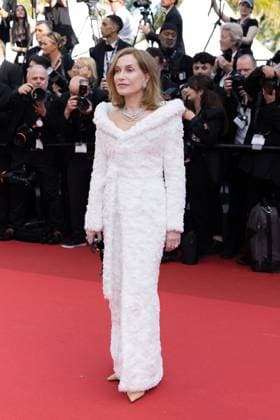 B MontÃ e des marches du film Â Horizon An american saga Â lors du 77eme Festival International du Film de Cannes Isabelle Huppert MontÃ e des marches du film Â Horizon An american saga Â lors du 77eme Festival International du Film de Cannes, au Palais des Festivals Ã Cannes Le 19 mai 2024 Olivier Borde Bestimage Red carpet of the movie Â Horizon An american saga Â during the 77th Cannes International Film Festival at the Palais des Festivals in Cannes, France On may 18th 2024 Cannes France  Copyright: xOLIVIERxBORDEx xBESTIMAGExOLIVIERxBORDEx xBESTIMAGEx