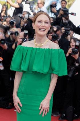 B MontÃ e des marches du film Â Horizon An american saga Â lors du 77eme Festival International du Film de Cannes Julianne Moore MontÃ e des marches du film Â Horizon An american saga Â lors du 77eme Festival International du Film de Cannes, au Palais des Festivals Ã Cannes Le 19 mai 2024 Olivier Borde Bestimage Red carpet of the movie Â Horizon An american saga Â during the 77th Cannes International Film Festival at the Palais des Festivals in Cannes, France On may 18th 2024 Cannes France  Copyright: xOLIVIERxBORDEx xBESTIMAGExOLIVIERxBORDEx xBESTIMAGEx
