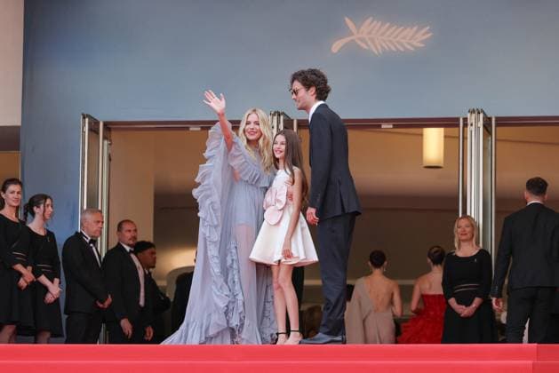 Cannes Horizon: An American Saga Screening DB Sienna Miller and her daughter Marlowe Sturridge and Oli Green attending the Horizon: An American Saga Red Carpet at the 77th annual Cannes Film Festival at Palais des Festivals on May 19, 2024 in Cannes, France. Photo by David Boyer ABACAPRESS.COM Cannes France  Copyright: xBoyerxDavid ABACAx