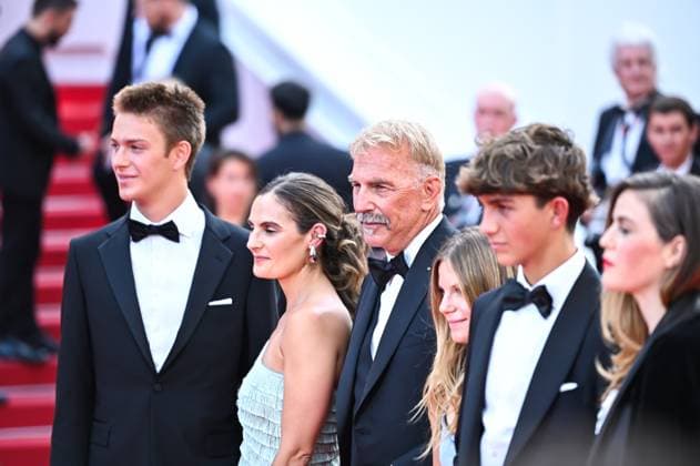 News - Horizon : An American Saga Red Carpet - The 77th Annual Cannes Film Festival Lily Costner, Hayes Logan Costner, Grace Avery Costner, Kevin Costner, Cayden Wyatt Costner and Annie Costner attend the Horizon: An American Saga Red Carpet at the 77th annual Cannes Film Festival at Palais des Festivals on May 19, 2024 in Cannes, France. Cannes Palais des Festival France Copyright: xStefanosxKyriazisx xLiveMediax LPN_1362616