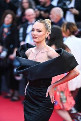 News - Horizon : An American Saga Red Carpet - The 77th Annual Cannes Film Festival Candice Swanepoel attends the Horizon: An American Saga Red Carpet at the 77th annual Cannes Film Festival at Palais des Festivals on May 19, 2024 in Cannes, France. Cannes Palais des Festival France Copyright: xStefanosxKyriazisx xLiveMediax LPN_1362647