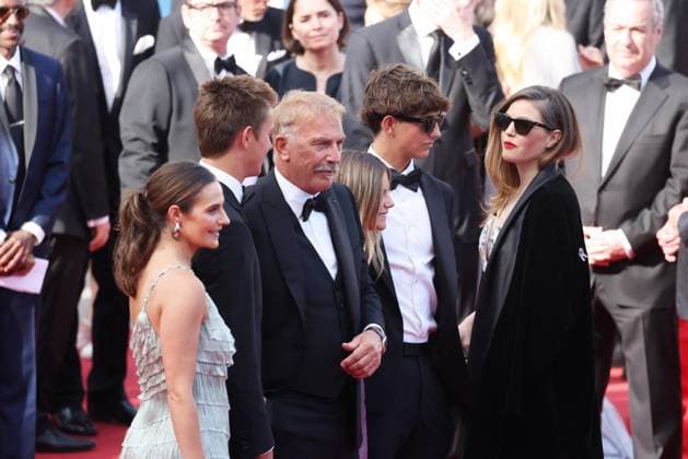 J MontÃ e des marches du film Â Horizon An american saga Â lors du 77eme Festival International du Film de Cannes Kevin Costner and his children Annie, Cayden Wyatt, Grace Avery, Hayes Logan and Lily MontÃ e des marches du film Â Horizon An american saga Â lors du 77eme Festival International du Film de Cannes, au Palais des Festivals Ã Cannes On may 19th 2024 Jacovides Moreau Bestimage Red carpet of the movie Â Horizon An american saga Â during the 77th Cannes International Film Festival at the Palais des Festivals in Cannes, France On may 19th 2024 Cannes France  Copyright: xJACOVIDES-MOREAUx xBESTIMAGExJACOVIDES-MOREAUx xBESTIMAGEx