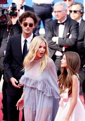 J MontÃ e des marches du film Â Horizon An american saga Â lors du 77eme Festival International du Film de Cannes Sienna Miller, her daughter Marlowe Sturridge and her partner Oli Green MontÃ e des marches du film Â Horizon An american saga Â lors du 77eme Festival International du Film de Cannes, au Palais des Festivals Ã Cannes On may 19th 2024 Jacovides Moreau Bestimage Red carpet of the movie Â Horizon An american saga Â during the 77th Cannes International Film Festival at the Palais des Festivals in Cannes, France On may 19th 2024 Cannes France  Copyright: xJACOVIDES-MOREAUx xBESTIMAGExJACOVIDES-MOREAUx xBESTIMAGEx