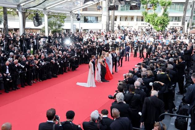 J MontÃ e des marches du film Â Horizon An american saga Â lors du 77eme Festival International du Film de Cannes Luke Wilson, WasÃ Chief, Isabelle Fuhrman, Ella Hunt, Georgia MacPhail, Sienna Miller, Abbey Lee Kershaw, Jena Malone, Hayes Costner et Alejandro Edda MontÃ e des marches du film Â Horizon An american saga Â lors du 77eme Festival International du Film de Cannes, au Palais des Festivals Ã Cannes On may 19th 2024 Jacovides Moreau Bestimage Red carpet of the movie Â Horizon An american saga Â during the 77th Cannes International Film Festival at the Palais des Festivals in Cannes, France On may 19th 2024 Cannes France  Copyright: xJACOVIDES-MOREAUx xBESTIMAGExJACOVIDES-MOREAUx xBESTIMAGEx