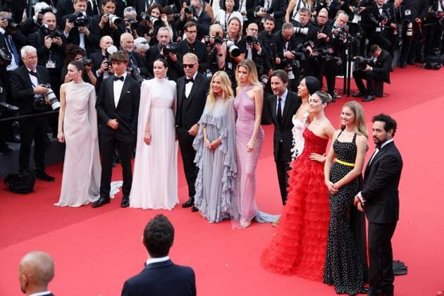J MontÃ e des marches du film Â Horizon An american saga Â lors du 77eme Festival International du Film de Cannes Ella Hunt, Hayes Costner, Jena Malone,, Kevin Costner, Sienna Miller, Abbey Lee Kershaw, Luke Wilson, WasÃ Chief, Isabelle Fuhrman, Georgia MacPhail, Alejandro Edda MontÃ e des marches of the movie Â Horizon An american saga Â during the 77th Cannes International Film Festival at the Palais des Festivals in Cannes On may 19th 2024 Jacovides Moreau Bestimage Red carpet of the movie Â Horizon An american saga Â during the 77th Cannes International Film Festival at the Palais des Festivals in Cannes, France On may 19th 2024 Cannes France  Copyright: xJACOVIDES-MOREAUx xBESTIMAGExJACOVIDES-MOREAUx xBESTIMAGEx