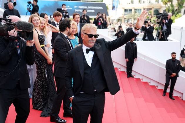 J MontÃ e des marches du film Â Horizon An american saga Â lors du 77eme Festival International du Film de Cannes Kevin Costner MontÃ e des marches du film Â Horizon An american saga Â lors du 77eme Festival International du Film de Cannes, au Palais des Festivals Ã Cannes Le 19 mai 2024 Jacovides Moreau Bestimage Red carpet of the movie Â Horizon An american saga Â during the 77th Cannes International Film Festival at the Palais des Festivals in Cannes, France On may 19th 2024 Cannes France  Copyright: xJACOVIDES-MOREAUx xBESTIMAGExJACOVIDES-MOREAUx xBESTIMAGEx