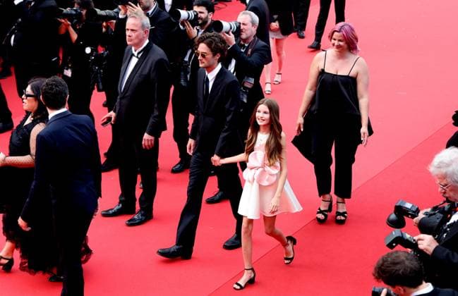J MontÃ e des marches du film Â Horizon An american saga Â lors du 77eme Festival International du Film de Cannes Oui Green et Marlowe, la fille de S Miller MontÃ e des marches du film Â Horizon An american saga Â lors du 77eme Festival International du Film de Cannes, au Palais des Festivals Ã Cannes On may 19th 2024 Jacovides Moreau Bestimage Red carpet of the movie Â Horizon An american saga Â during the 77th Cannes International Film Festival at the Palais des Festivals in Cannes, France On may 19th 2024 Cannes France  Copyright: xJACOVIDES-MOREAUx xBESTIMAGExJACOVIDES-MOREAUx xBESTIMAGEx