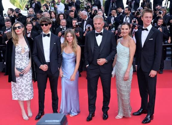 Horizon: An American Saga premiere at 77th Festival de Cannes - Cannes, France CANNES, FRANCE. May 19, 2024: Kevin Costner, Lily Costner, Hayes Logan Costner, Grace Avery Costner, Annie Costner & Cayden Wyatt Costner at the Horizon: An American Saga premiere at the 77th Festival de Cannes. Picture: Paul Smith Featureflash Cannes France  Copyright: xPaulxSmithx xFeatureflashx