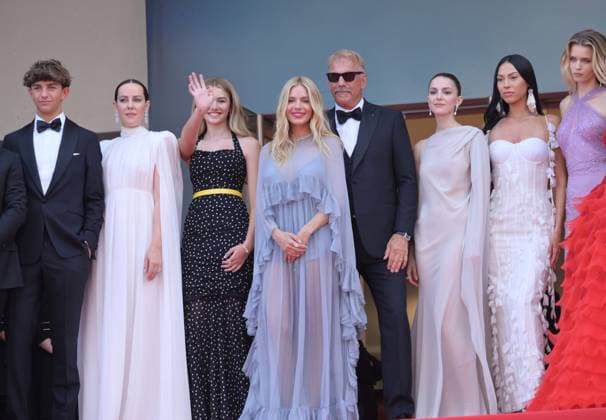 Horizon: An American Saga premiere at 77th Festival de Cannes - Cannes, France CANNES, FRANCE. May 19, 2024: Hayes Costner, Jena Malone, Georgia MacPhail, Sienna Miller, Kevin Costner, Ella Hunt, Wase Chief & Abbey Lee Kershaw at the Horizon: An American Saga premiere at the 77th Festival de Cannes. Picture: Paul Smith Featureflash Cannes France  Copyright: xPaulxSmithx xFeatureflashx