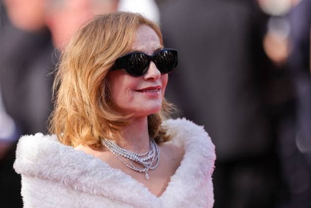 Cannes - Horizon: An American Saga Screening Isabelle Huppert attends the Horizon: An American Saga Red Carpet at the 77th annual Cannes Film Festival at Palais des Festivals on May 19, 2024 in Cannes, France Photo by Shootpix ABACAPRESS.COM Cannes France  Copyright: xShootpix ABACAx