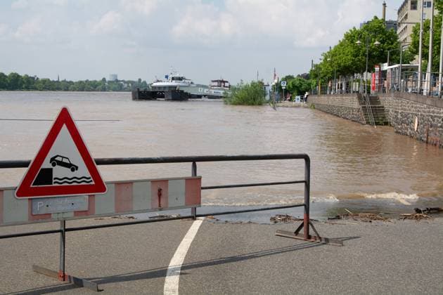 Bilder des Jahres 2024, News 05 Mai News Themen der Woche KW20 News Bilder des Tages Rhine River Rise In And Around Bonn After Heavy Rainfall In Saarland A general view of the flood situation is being seen along the Rhine River in Koenigswinter near Bonn, Germany, on May 19, 2024. Bonn Germany  Copyright: xYingxTangx originalFilename: tang-notitle240519_nptvn.jpg