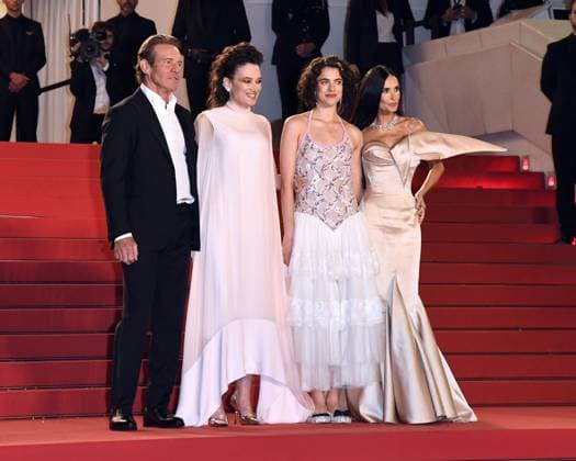 Entertainment Bilder des Tages Cannes, 77th Cannes Film Festival 2024, Red carpet film The Substance In the photo: Dennis Quaid, Margaret Qualley, Coralie Fargeat, Demi Moore  Copyright: xSimonexComix xipa-agency.netx xPoolxPhotoxEventsx03x IPA_Agency_IPA46279305