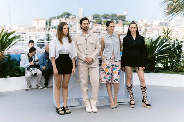 77eme Festival International du Film de Cannes Photocall with Les femmes au Balcon 77th International Cannes Film Festival Photocall with Les Femmes au Balcon movie cast 305196 2024 05 19 Alpes Maritimes Cannes France Merlant, NoÃ mie Bravo, Lucas Souheila yacoub Codreanu, Sandra  Copyright: xTerencexBaelenx STAR_305196_006