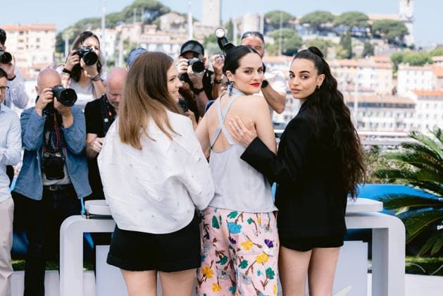 77eme Festival International du Film de Cannes Photocall with Les femmes au Balcon 77th International Cannes Film Festival Photocall with Les Femmes au Balcon movie cast 305196 2024 05 19 Alpes Maritimes Cannes France Merlant, NoÃ mie Souheila yacoub Codreanu, Sandra  Copyright: xTerencexBaelenx STAR_305196_011