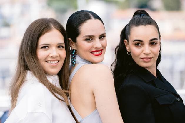 77eme Festival International du Film de Cannes Photocall with Les femmes au Balcon 77th International Cannes Film Festival Photocall with Les Femmes au Balcon movie cast 305196 2024 05 19 Alpes Maritimes Cannes France Merlant, NoÃ mie Souheila yacoub Codreanu, Sandra  Copyright: xTerencexBaelenx STAR_305196_014