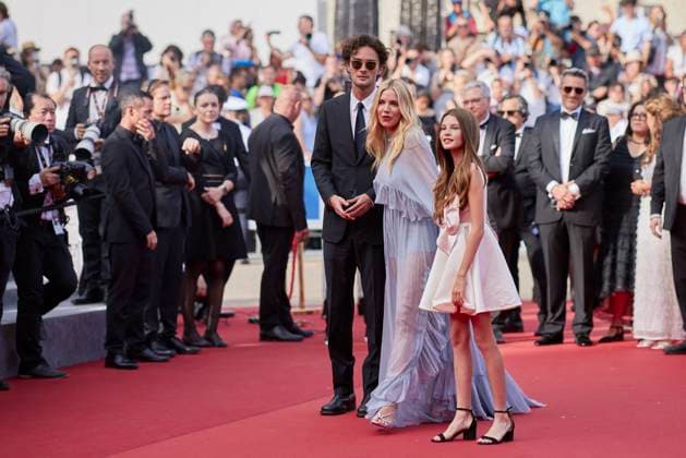 M MontÃ e des marches du film Â Horizon An american saga Â lors du 77eme Festival International du Film de Cannes Sienna Miller, her daughter Marlowe and her partner Oli Green MontÃ e des marches du film Â Horizon An american saga Â lors du 77eme Festival International du Film de Cannes, au Palais des Festivals Ã Cannes On may 19th 2024 Jacovides Moreau Bestimage Red carpet of the movie Â Horizon An american saga Â during the 77th Cannes International Film Festival at the Palais des Festivals in Cannes, France On may 19th 2024 Cannes France  Copyright: xJACOVIDES-MOREAUx xBESTIMAGExJACOVIDES-MOREAUx xBESTIMAGEx