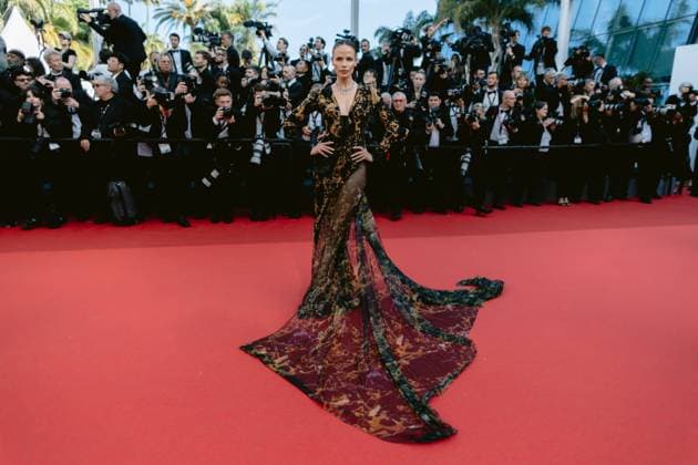 77eme Festival International du Film de Cannes Montee des marches du film Horizon An American Saga 77th International Cannes Film Festival Red carpet of Horizon An American Saga movie 305193 2024 05 19 Alpes Maritimes Cannes France Poly, Natasha  Copyright: xTerencexBaelenx STAR_305193_020