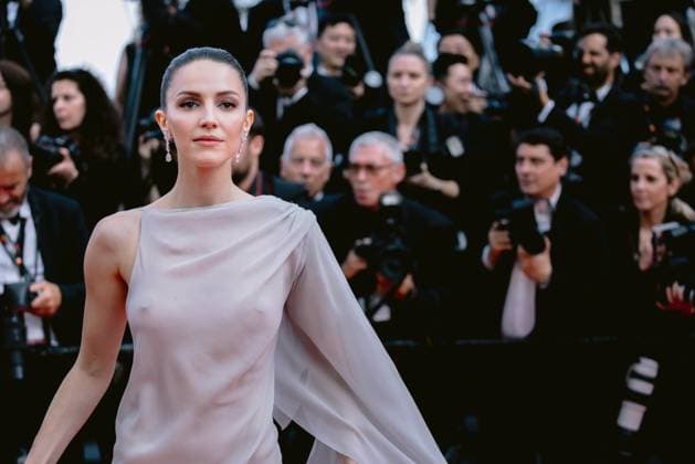 77eme Festival International du Film de Cannes Montee des marches du film Horizon An American Saga 77th International Cannes Film Festival Red carpet of Horizon An American Saga movie 305193 2024 05 19 Alpes Maritimes Cannes France Hunt, Ella  Copyright: xTerencexBaelenx STAR_305193_088