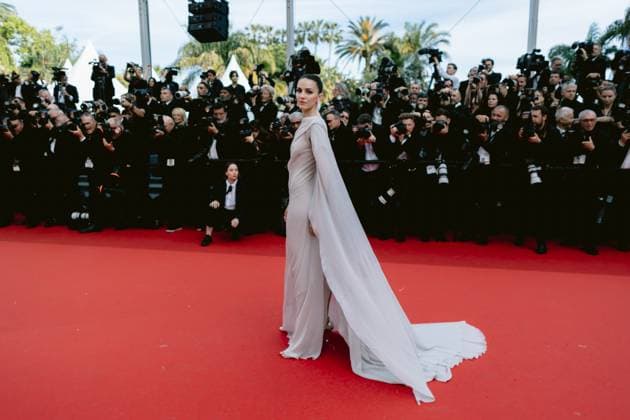 77eme Festival International du Film de Cannes Montee des marches du film Horizon An American Saga 77th International Cannes Film Festival Red carpet of Horizon An American Saga movie 305193 2024 05 19 Alpes Maritimes Cannes France Hunt, Ella  Copyright: xTerencexBaelenx STAR_305193_108