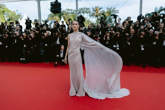 77eme Festival International du Film de Cannes Montee des marches du film Horizon An American Saga 77th International Cannes Film Festival Red carpet of Horizon An American Saga movie 305193 2024 05 19 Alpes Maritimes Cannes France Hunt, Ella  Copyright: xTerencexBaelenx STAR_305193_109