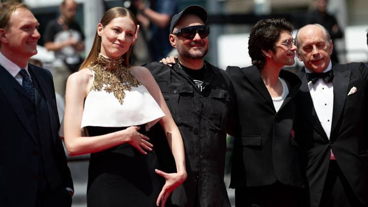 77eme Festival International du Film de Cannes Montee des marches du film Limonov 19 mai 77th International Cannes Film Festival Red carpet of Limonov movie 305202 2024 05 16 Serebrennikov, Kirill Whishaw, Ben Mirochnitchenko, Viktoria  Copyright: xEstellexCarlierx xStarfacex STAR_305202_005