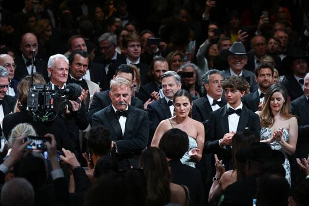77eme Festival International du Film de Cannes Atmosphere a la fin de projection du film de Kevin Costner 77th International Cannes Film Festival Atmosphere and emotion after Kevin Costner movie screening Horizon An american Saga EXCLUSIVE Contact us for any web use 305213 2024 05 19 Costner, Kevin  Copyright: xSergexArnalx xStarfacex STAR_305213_002