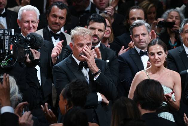 77eme Festival International du Film de Cannes Atmosphere a la fin de projection du film de Kevin Costner 77th International Cannes Film Festival Atmosphere and emotion after Kevin Costner movie screening Horizon An american Saga EXCLUSIVE Contact us for any web use 305213 2024 05 19 Costner, Kevin  Copyright: xSergexArnalx xStarfacex STAR_305213_005