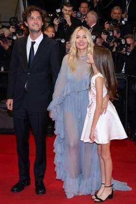 Cannes - Horizon: An American Saga Screening Marlowe Sturridge, Sienna Miller, Oli Green depart the Horizon: An American Saga Red Carpet at the 77th annual Cannes Film Festival at Palais des Festivals on May 19, 2024 in Cannes, France. Photo by Shootpix ABACAPRESS.COM Cannes France  Copyright: xShootpix ABACAx