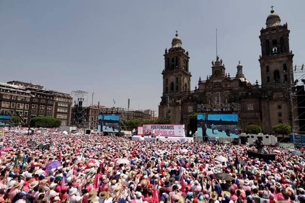 Marea Rosa Rally Supporting Candidate Xochitl Galvez - Mexico Hundreds of supporters of the presidential candidate of Mexico, Xochitl Galvez of the Fuerza y ??Corazon por Mexico coalition attend a campaign rally called Pink Tide in the main square, Mexico City Zocalo. on May 19, 2024 in Mexico City, Mexico. Photo by Luis Barron Eyepix Group ABACAPRESS.COM Mexico City Mexico  Copyright: xBarronxLuis Eyepix ABACAx