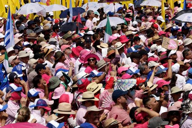 Marea Rosa Rally Supporting Candidate Xochitl Galvez - Mexico Hundreds of supporters of the presidential candidate of Mexico, Xochitl Galvez of the Fuerza y ??Corazon por Mexico coalition attend a campaign rally called Pink Tide in the main square, Mexico City Zocalo. on May 19, 2024 in Mexico City, Mexico. Photo by Luis Barron Eyepix Group ABACAPRESS.COM Mexico City Mexico  Copyright: xBarronxLuis Eyepix ABACAx