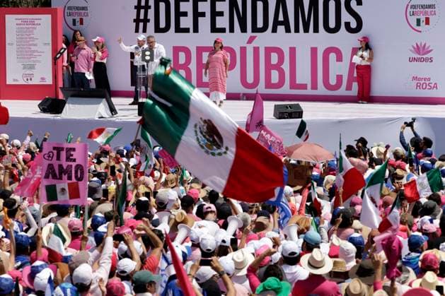Marea Rosa Rally Supporting Candidate Xochitl Galvez - Mexico Hundreds of supporters of the presidential candidate of Mexico, Xochitl Galvez of the Fuerza y ??Corazon por Mexico coalition attend a campaign rally called Pink Tide in the main square, Mexico City Zocalo. on May 19, 2024 in Mexico City, Mexico. Photo by Luis Barron Eyepix Group ABACAPRESS.COM Mexico City Mexico  Copyright: xBarronxLuis Eyepix ABACAx