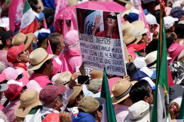 Marea Rosa Rally Supporting Candidate Xochitl Galvez - Mexico Hundreds of supporters of the presidential candidate of Mexico, Xochitl Galvez of the Fuerza y ??Corazon por Mexico coalition attend a campaign rally called Pink Tide in the main square, Mexico City Zocalo. on May 19, 2024 in Mexico City, Mexico. Photo by Luis Barron Eyepix Group ABACAPRESS.COM Mexico City Mexico  Copyright: xBarronxLuis Eyepix ABACAx