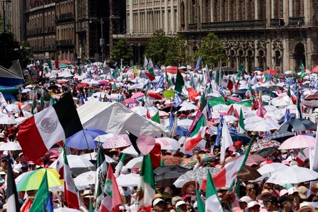Marea Rosa Rally Supporting Candidate Xochitl Galvez - Mexico Hundreds of supporters of the presidential candidate of Mexico, Xochitl Galvez of the Fuerza y ??Corazon por Mexico coalition attend a campaign rally called Pink Tide in the main square, Mexico City Zocalo. on May 19, 2024 in Mexico City, Mexico. Photo by Luis Barron Eyepix Group ABACAPRESS.COM Mexico City Mexico  Copyright: xBarronxLuis Eyepix ABACAx