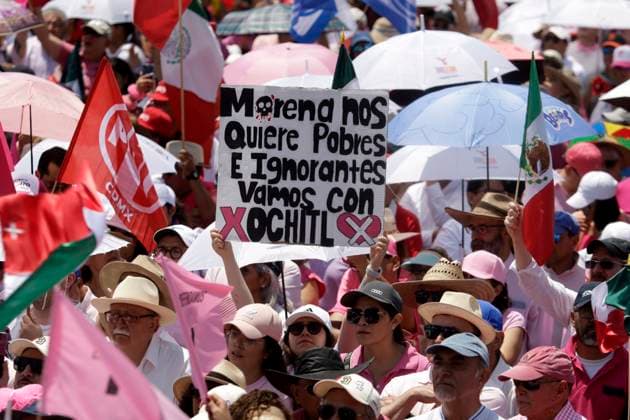 Marea Rosa Rally Supporting Candidate Xochitl Galvez - Mexico Hundreds of supporters of the presidential candidate of Mexico, Xochitl Galvez of the Fuerza y ??Corazon por Mexico coalition attend a campaign rally called Pink Tide in the main square, Mexico City Zocalo. on May 19, 2024 in Mexico City, Mexico. Photo by Luis Barron Eyepix Group ABACAPRESS.COM Mexico City Mexico  Copyright: xBarronxLuis Eyepix ABACAx