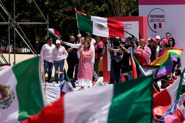 Marea Rosa Rally Supporting Candidate Xochitl Galvez - Mexico Candidate for the Presidency of Mexico, Xochitl Galvez of the Fuerza y ??Corazon por Mexico coalition aheads a campaign rally called Pink Tide in the main square, Mexico City Zocalo. on May 19, 2024 in Mexico City, Mexico. Photo by Luis Barron Eyepix Group ABACAPRESS.COM Mexico City Mexico  Copyright: xBarronxLuis Eyepix ABACAx